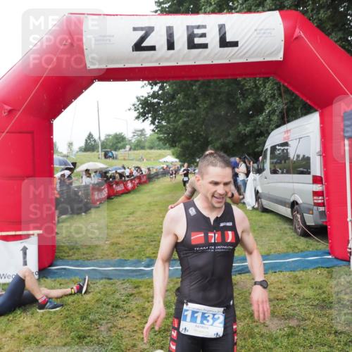 21.06.2025 - 27. Vierlanden-Triathlon MichiJ http://msf.ph/oto/8045022 15.06.2026 13:50:53 Ziel 1120, 1132, 1136 meine-sportfotos.de