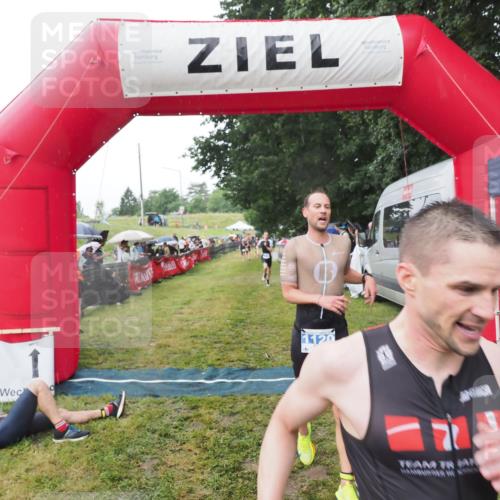 21.06.2025 - 27. Vierlanden-Triathlon MichiJ http://msf.ph/oto/8045025 15.06.2026 13:50:53 Ziel 1120, 1132, 1136 meine-sportfotos.de