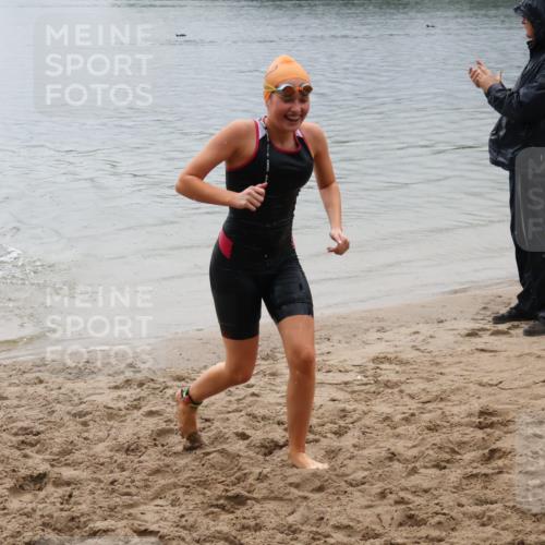 21.06.2025 - 27. Vierlanden-Triathlon Lena Gebhardt http://msf.ph/oto/8045026 15.06.2025 14:43:01 Schwimmen 1319, 1344, 1351 meine-sportfotos.de