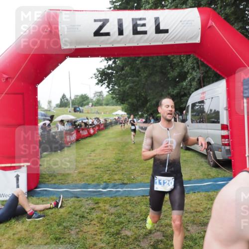 21.06.2025 - 27. Vierlanden-Triathlon MichiJ http://msf.ph/oto/8045027 15.06.2026 13:50:54 Ziel 1120, 1132, 1136 meine-sportfotos.de