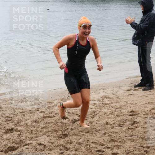 21.06.2025 - 27. Vierlanden-Triathlon Lena Gebhardt http://msf.ph/oto/8045029 15.06.2025 14:43:01 Schwimmen 1319, 1344, 1351 meine-sportfotos.de