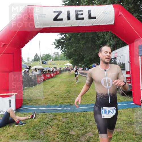 21.06.2025 - 27. Vierlanden-Triathlon MichiJ http://msf.ph/oto/8045031 15.06.2026 13:50:54 Ziel 1120, 1132, 1136 meine-sportfotos.de
