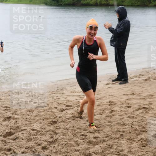 21.06.2025 - 27. Vierlanden-Triathlon Lena Gebhardt http://msf.ph/oto/8045034 15.06.2025 14:43:02 Schwimmen 1319, 1344, 1351 meine-sportfotos.de