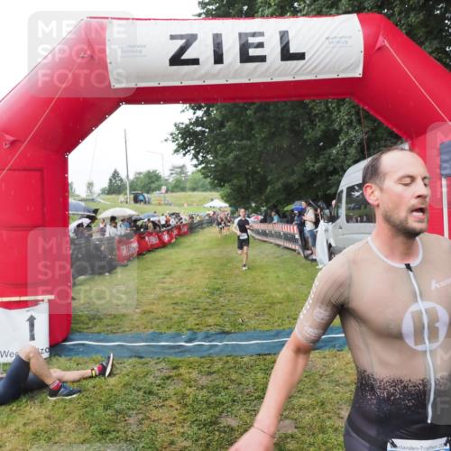 21.06.2025 - 27. Vierlanden-Triathlon MichiJ http://msf.ph/oto/8045035 15.06.2026 13:50:54 Ziel 1120, 1132, 1136 meine-sportfotos.de