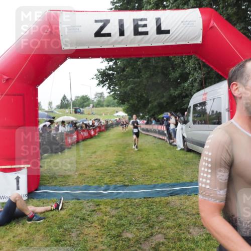 21.06.2025 - 27. Vierlanden-Triathlon MichiJ http://msf.ph/oto/8045037 15.06.2026 13:50:54 Ziel 1120, 1132, 1136 meine-sportfotos.de