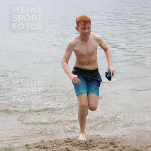 21.06.2025 - 27. Vierlanden-Triathlon Lena Gebhardt http://msf.ph/oto/8045042 15.06.2025 14:43:02 Schwimmen 1319, 1344, 1351 meine-sportfotos.de