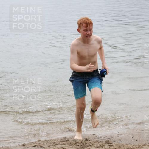 21.06.2025 - 27. Vierlanden-Triathlon Lena Gebhardt http://msf.ph/oto/8045046 15.06.2025 14:43:02 Schwimmen 1319, 1344, 1351 meine-sportfotos.de