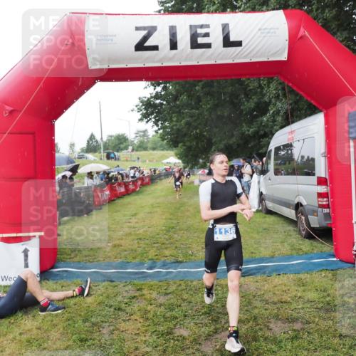 21.06.2025 - 27. Vierlanden-Triathlon MichiJ http://msf.ph/oto/8045052 15.06.2026 13:50:56 Ziel 1098, 1120, 1132, 1134, 1136 meine-sportfotos.de