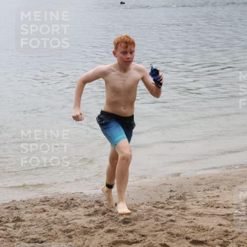 21.06.2025 - 27. Vierlanden-Triathlon Lena Gebhardt http://msf.ph/oto/8045056 15.06.2025 14:43:03 Schwimmen 1319, 1344, 1351 meine-sportfotos.de