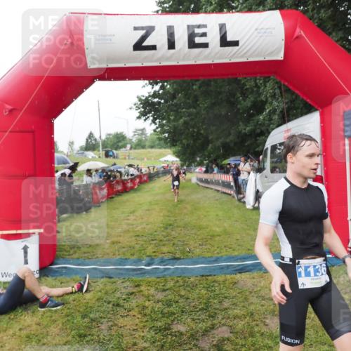 21.06.2025 - 27. Vierlanden-Triathlon MichiJ http://msf.ph/oto/8045057 15.06.2026 13:50:57 Ziel 1098, 1120, 1132, 1134, 1136 meine-sportfotos.de