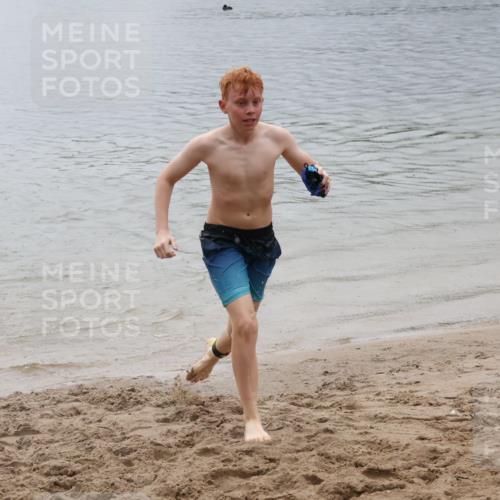 21.06.2025 - 27. Vierlanden-Triathlon Lena Gebhardt http://msf.ph/oto/8045060 15.06.2025 14:43:03 Schwimmen 1319, 1344, 1351 meine-sportfotos.de