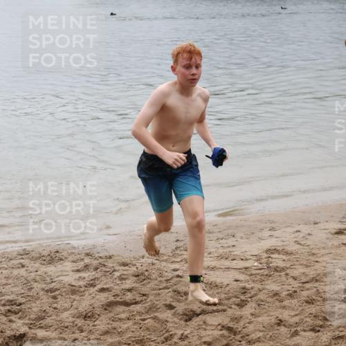 21.06.2025 - 27. Vierlanden-Triathlon Lena Gebhardt http://msf.ph/oto/8045064 15.06.2025 14:43:03 Schwimmen 1319, 1344, 1351 meine-sportfotos.de