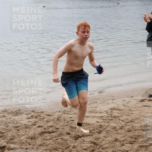 21.06.2025 - 27. Vierlanden-Triathlon Lena Gebhardt http://msf.ph/oto/8045068 15.06.2025 14:43:03 Schwimmen 1319, 1344, 1351 meine-sportfotos.de