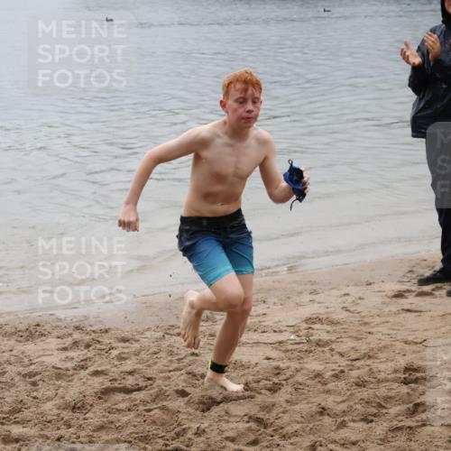 21.06.2025 - 27. Vierlanden-Triathlon Lena Gebhardt http://msf.ph/oto/8045072 15.06.2025 14:43:03 Schwimmen 1319, 1344, 1351 meine-sportfotos.de