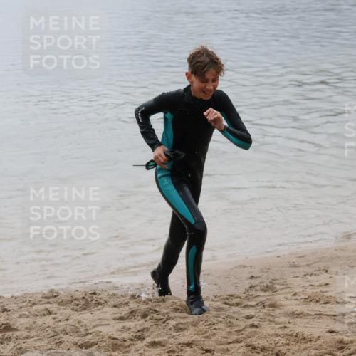21.06.2025 - 27. Vierlanden-Triathlon Lena Gebhardt http://msf.ph/oto/8045095 15.06.2025 14:43:07 Schwimmen 1319, 1344, 1351 meine-sportfotos.de