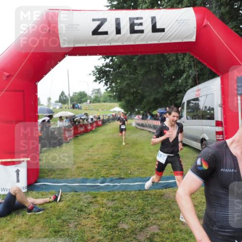 21.06.2025 - 27. Vierlanden-Triathlon MichiJ http://msf.ph/oto/8045100 15.06.2026 13:51:00 Ziel 1098, 1108, 1120, 1134, 1136 meine-sportfotos.de