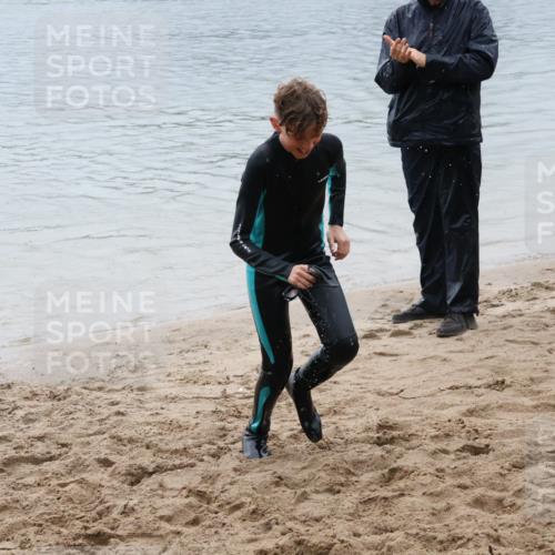21.06.2025 - 27. Vierlanden-Triathlon Lena Gebhardt http://msf.ph/oto/8045103 15.06.2025 14:43:08 Schwimmen 1319, 1344, 1351 meine-sportfotos.de