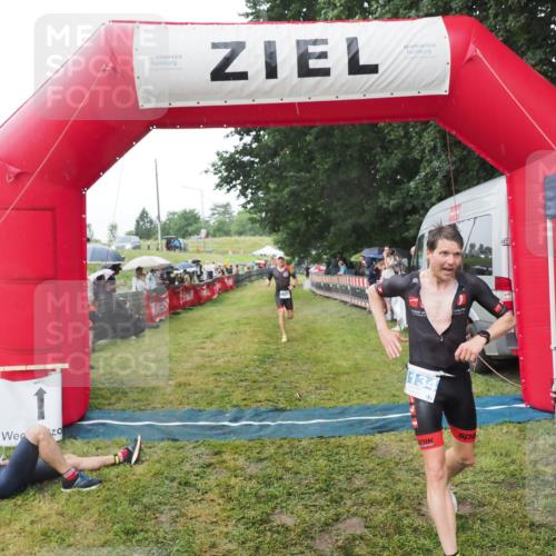 21.06.2025 - 27. Vierlanden-Triathlon MichiJ http://msf.ph/oto/8045106 15.06.2026 13:51:01 Ziel 1098, 1108, 1134, 1136 meine-sportfotos.de