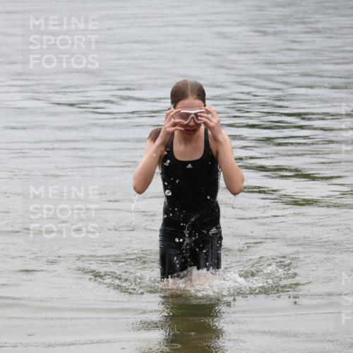 21.06.2025 - 27. Vierlanden-Triathlon Lena Gebhardt http://msf.ph/oto/8045127 15.06.2025 14:45:12 Schwimmen 1322 meine-sportfotos.de