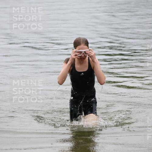 21.06.2025 - 27. Vierlanden-Triathlon Lena Gebhardt http://msf.ph/oto/8045131 15.06.2025 14:45:12 Schwimmen 1322 meine-sportfotos.de