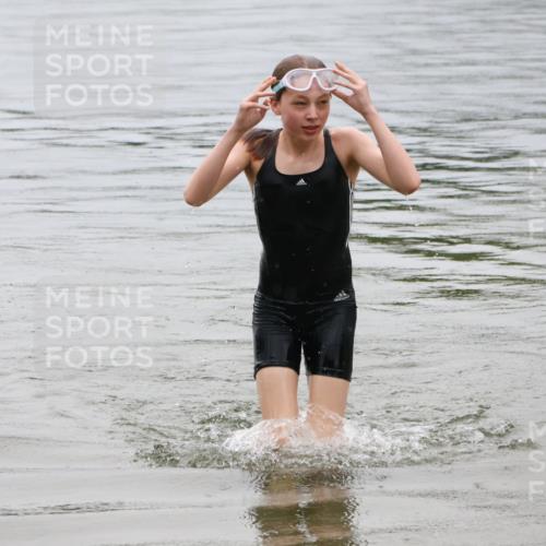 21.06.2025 - 27. Vierlanden-Triathlon Lena Gebhardt http://msf.ph/oto/8045135 15.06.2025 14:45:13 Schwimmen 1322 meine-sportfotos.de