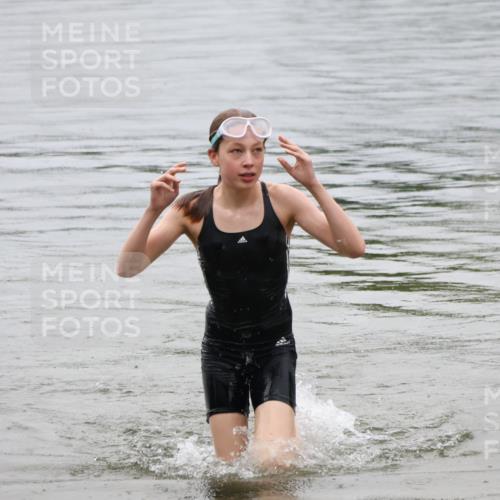 21.06.2025 - 27. Vierlanden-Triathlon Lena Gebhardt http://msf.ph/oto/8045143 15.06.2025 14:45:13 Schwimmen 1322 meine-sportfotos.de
