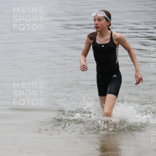 21.06.2025 - 27. Vierlanden-Triathlon Lena Gebhardt http://msf.ph/oto/8045150 15.06.2025 14:45:14 Schwimmen 1322 meine-sportfotos.de