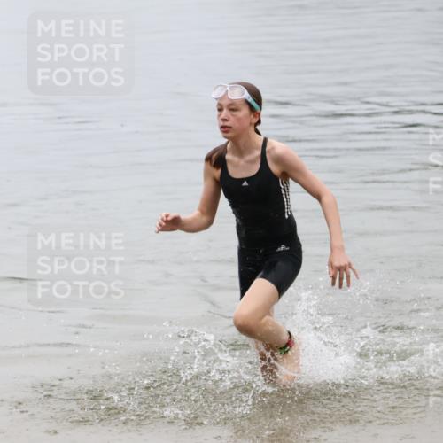 21.06.2025 - 27. Vierlanden-Triathlon Lena Gebhardt http://msf.ph/oto/8045162 15.06.2025 14:45:15 Schwimmen 1322 meine-sportfotos.de