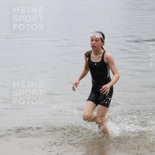 21.06.2025 - 27. Vierlanden-Triathlon Lena Gebhardt http://msf.ph/oto/8045166 15.06.2025 14:45:15 Schwimmen 1322 meine-sportfotos.de