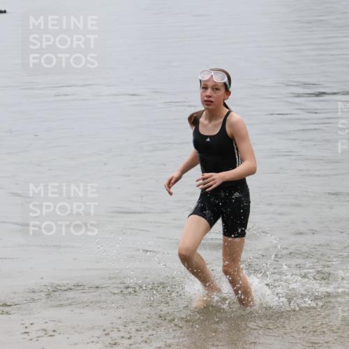 21.06.2025 - 27. Vierlanden-Triathlon Lena Gebhardt http://msf.ph/oto/8045170 15.06.2025 14:45:15 Schwimmen 1322 meine-sportfotos.de