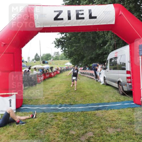 21.06.2025 - 27. Vierlanden-Triathlon MichiJ http://msf.ph/oto/8045173 15.06.2026 13:51:07 Ziel 843, 1108, 1134 meine-sportfotos.de