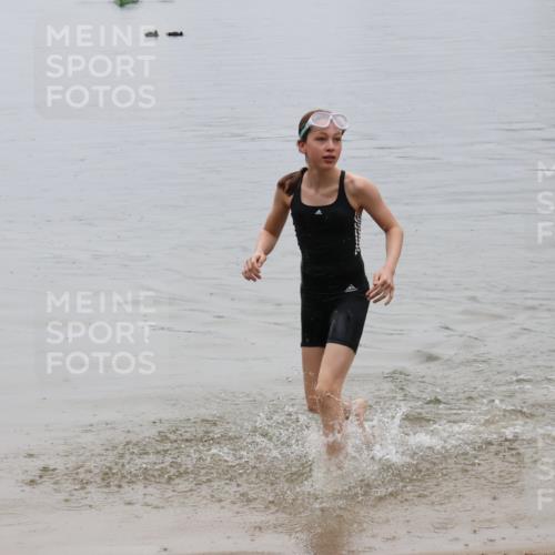 21.06.2025 - 27. Vierlanden-Triathlon Lena Gebhardt http://msf.ph/oto/8045178 15.06.2025 14:45:16 Schwimmen 1322 meine-sportfotos.de