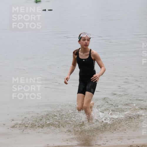 21.06.2025 - 27. Vierlanden-Triathlon Lena Gebhardt http://msf.ph/oto/8045181 15.06.2025 14:45:16 Schwimmen 1322 meine-sportfotos.de