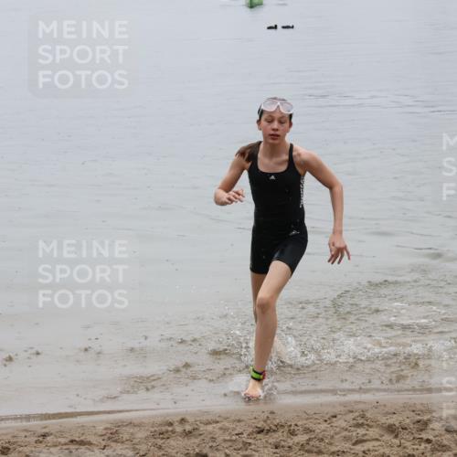 21.06.2025 - 27. Vierlanden-Triathlon Lena Gebhardt http://msf.ph/oto/8045185 15.06.2025 14:45:16 Schwimmen 1322 meine-sportfotos.de