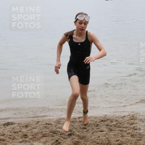 21.06.2025 - 27. Vierlanden-Triathlon Lena Gebhardt http://msf.ph/oto/8045193 15.06.2025 14:45:17 Schwimmen 1322 meine-sportfotos.de
