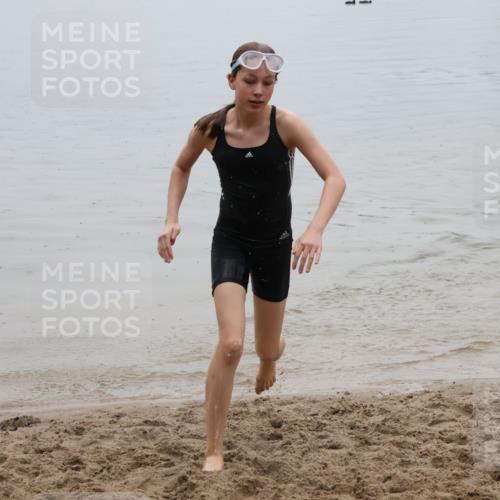 21.06.2025 - 27. Vierlanden-Triathlon Lena Gebhardt http://msf.ph/oto/8045196 15.06.2025 14:45:17 Schwimmen 1322 meine-sportfotos.de