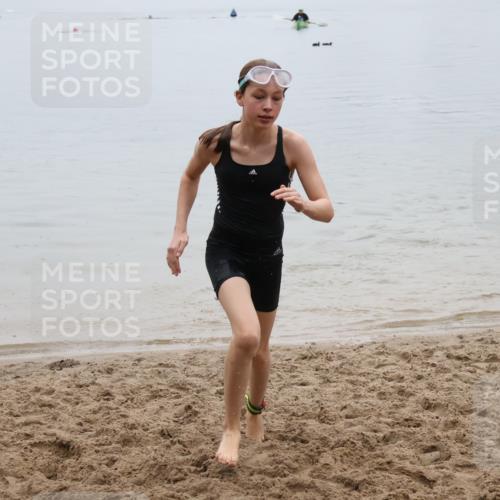 21.06.2025 - 27. Vierlanden-Triathlon Lena Gebhardt http://msf.ph/oto/8045200 15.06.2025 14:45:18 Schwimmen 1322 meine-sportfotos.de