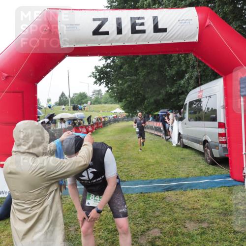 21.06.2025 - 27. Vierlanden-Triathlon MichiJ http://msf.ph/oto/8045207 15.06.2026 13:51:12 Ziel 843, 1113 meine-sportfotos.de