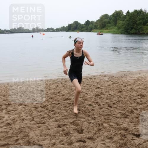 21.06.2025 - 27. Vierlanden-Triathlon Lena Gebhardt http://msf.ph/oto/8045208 15.06.2025 14:45:19 Schwimmen 1322 meine-sportfotos.de