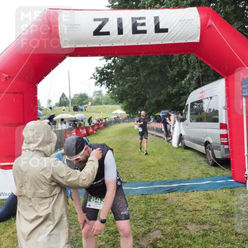 21.06.2025 - 27. Vierlanden-Triathlon MichiJ http://msf.ph/oto/8045211 15.06.2026 13:51:12 Ziel 843, 1113 meine-sportfotos.de