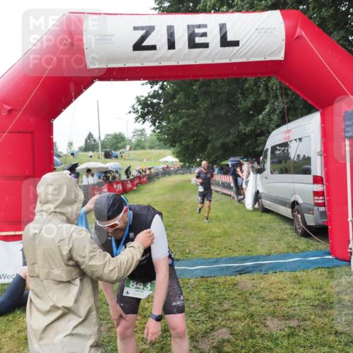 21.06.2025 - 27. Vierlanden-Triathlon MichiJ http://msf.ph/oto/8045214 15.06.2026 13:51:12 Ziel 843, 1113 meine-sportfotos.de
