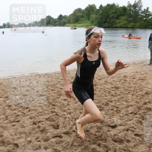 21.06.2025 - 27. Vierlanden-Triathlon Lena Gebhardt http://msf.ph/oto/8045215 15.06.2025 14:45:19 Schwimmen 1322 meine-sportfotos.de