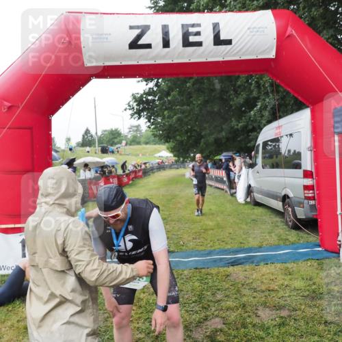 21.06.2025 - 27. Vierlanden-Triathlon MichiJ http://msf.ph/oto/8045216 15.06.2026 13:51:12 Ziel 843, 1113 meine-sportfotos.de