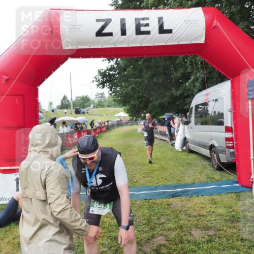 21.06.2025 - 27. Vierlanden-Triathlon MichiJ http://msf.ph/oto/8045218 15.06.2026 13:51:13 Ziel 843, 1113 meine-sportfotos.de