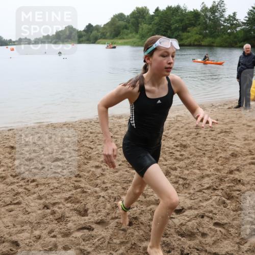 21.06.2025 - 27. Vierlanden-Triathlon Lena Gebhardt http://msf.ph/oto/8045219 15.06.2025 14:45:19 Schwimmen 1322 meine-sportfotos.de