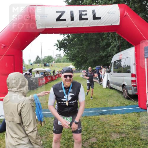 21.06.2025 - 27. Vierlanden-Triathlon MichiJ http://msf.ph/oto/8045226 15.06.2026 13:51:13 Ziel 843, 1113 meine-sportfotos.de