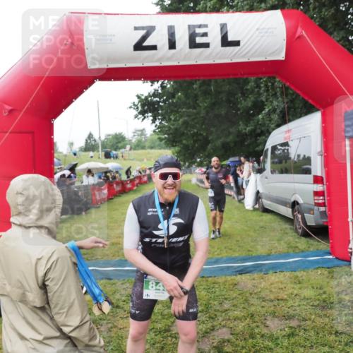 21.06.2025 - 27. Vierlanden-Triathlon MichiJ http://msf.ph/oto/8045229 15.06.2026 13:51:13 Ziel 843, 1113 meine-sportfotos.de
