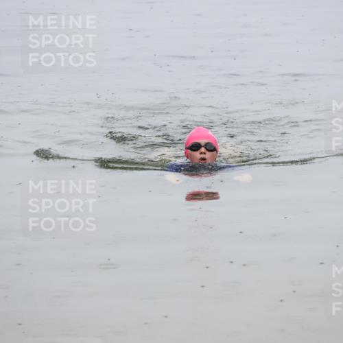 21.06.2025 - 27. Vierlanden-Triathlon Lena Gebhardt http://msf.ph/oto/8045234 15.06.2025 14:46:52 Schwimmen  meine-sportfotos.de