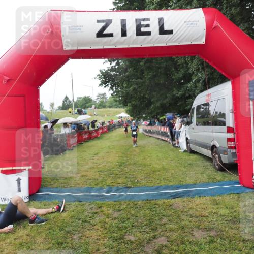 21.06.2025 - 27. Vierlanden-Triathlon MichiJ http://msf.ph/oto/8045235 15.06.2026 13:51:27 Ziel 908 meine-sportfotos.de