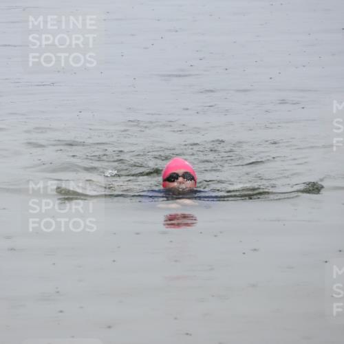 21.06.2025 - 27. Vierlanden-Triathlon Lena Gebhardt http://msf.ph/oto/8045238 15.06.2025 14:46:53 Schwimmen  meine-sportfotos.de